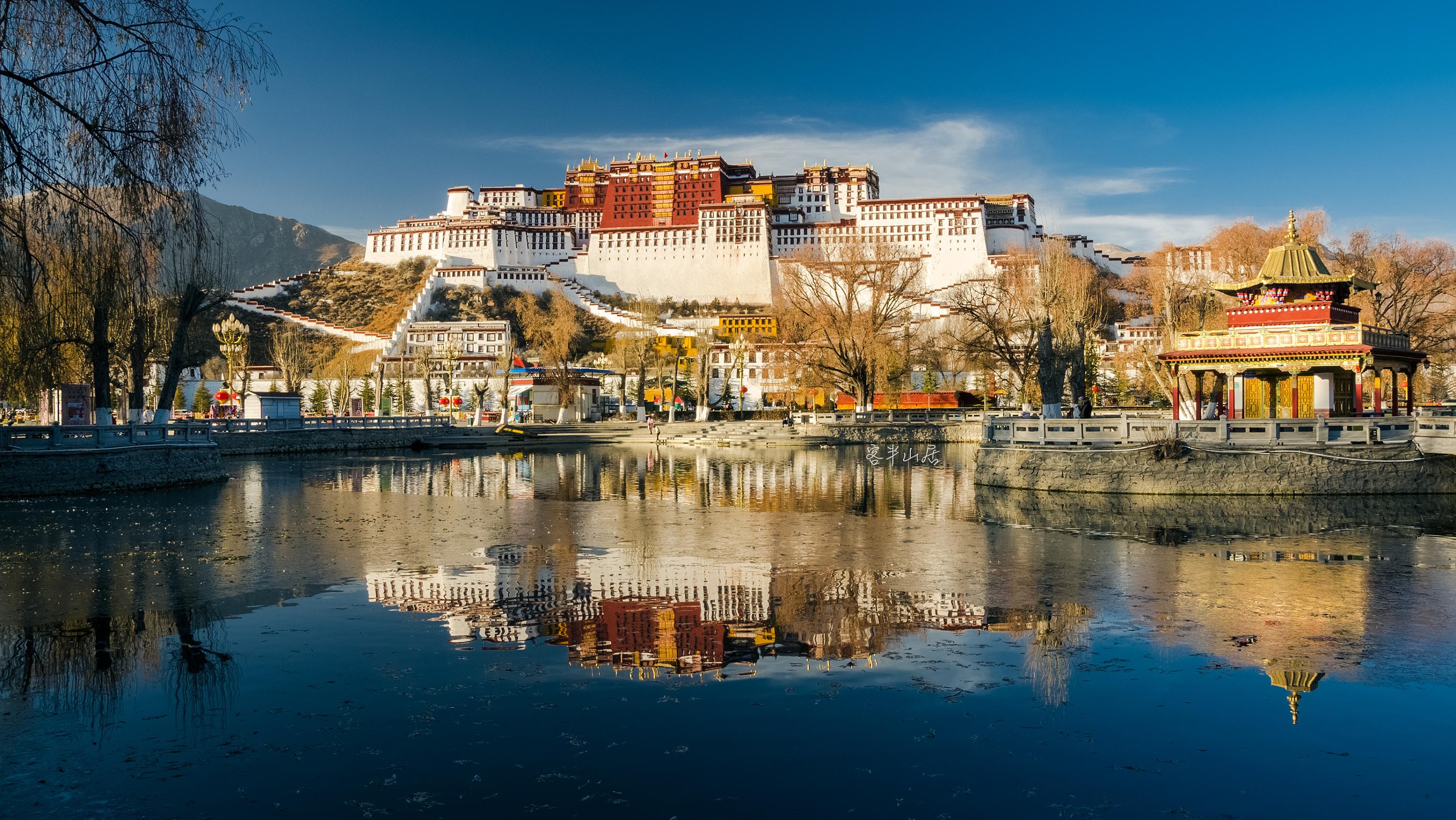 在拉萨被称为红山堡寨的雄伟建筑有1400年历史拉萨首站