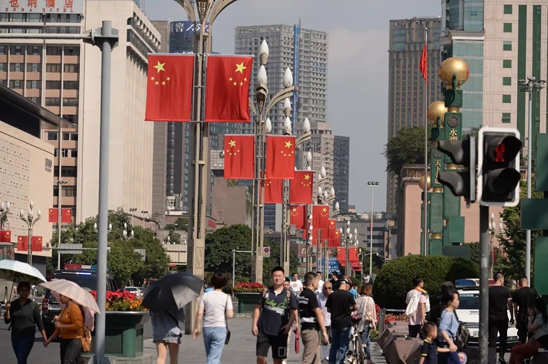 万幅国旗飘最美中国红成都街头最美的风景线