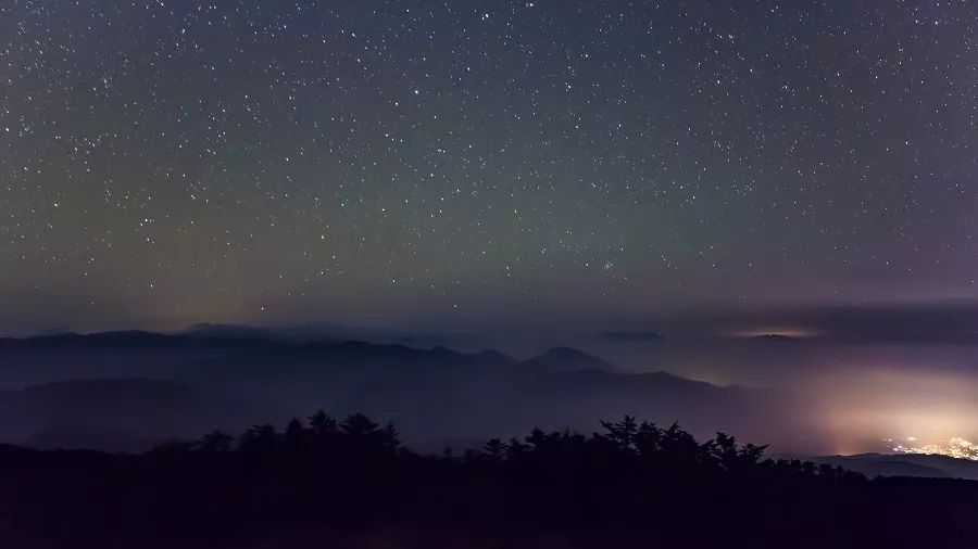 同样能带来极致的浪漫感觉猫儿山的漫天星空除了日出,云雾在秋夜里