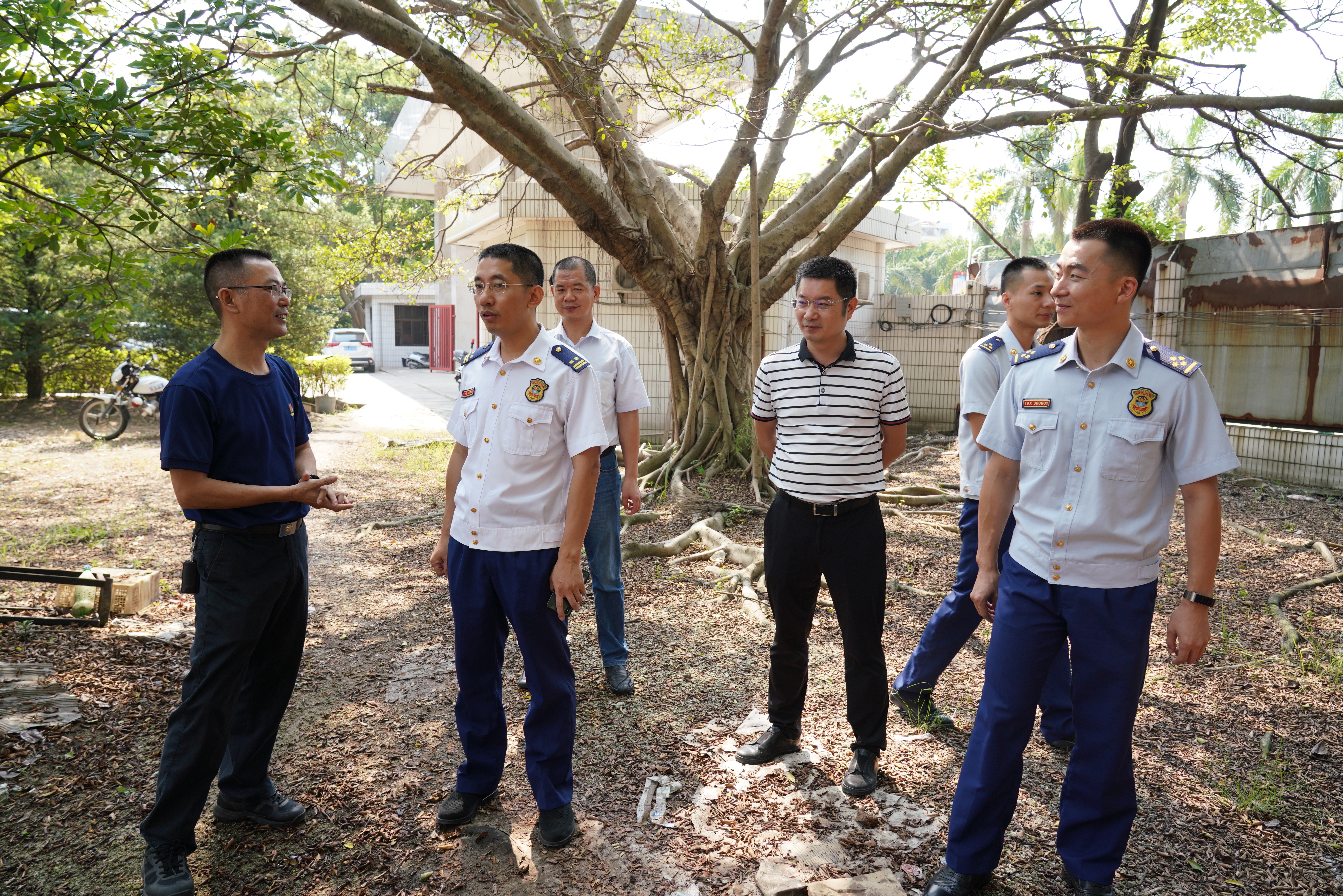 市政府陈家斌副秘书长邹武涛支队长率队深入空港区开展消防安全检查