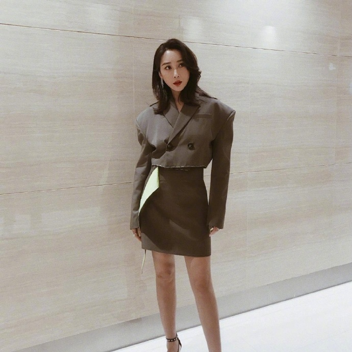杜若溪初秋西装裙 美腿好身材展女人味魅力