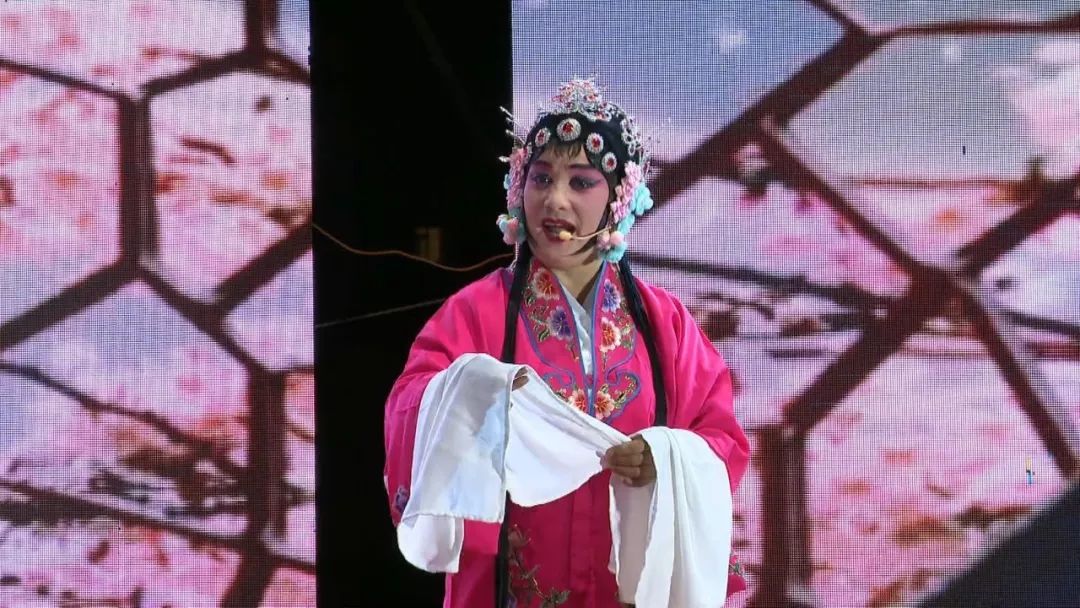 《老少婆婆》,《逛花园》,《好媳妇》等一批有着鲜明特色的新剧目开始