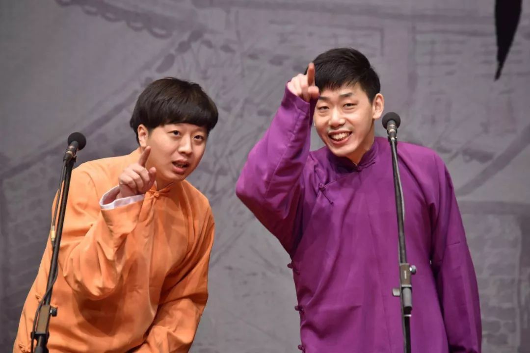 董建春&李丁青年相声演员,相声作家,大逗相声创始人,师从相声名家