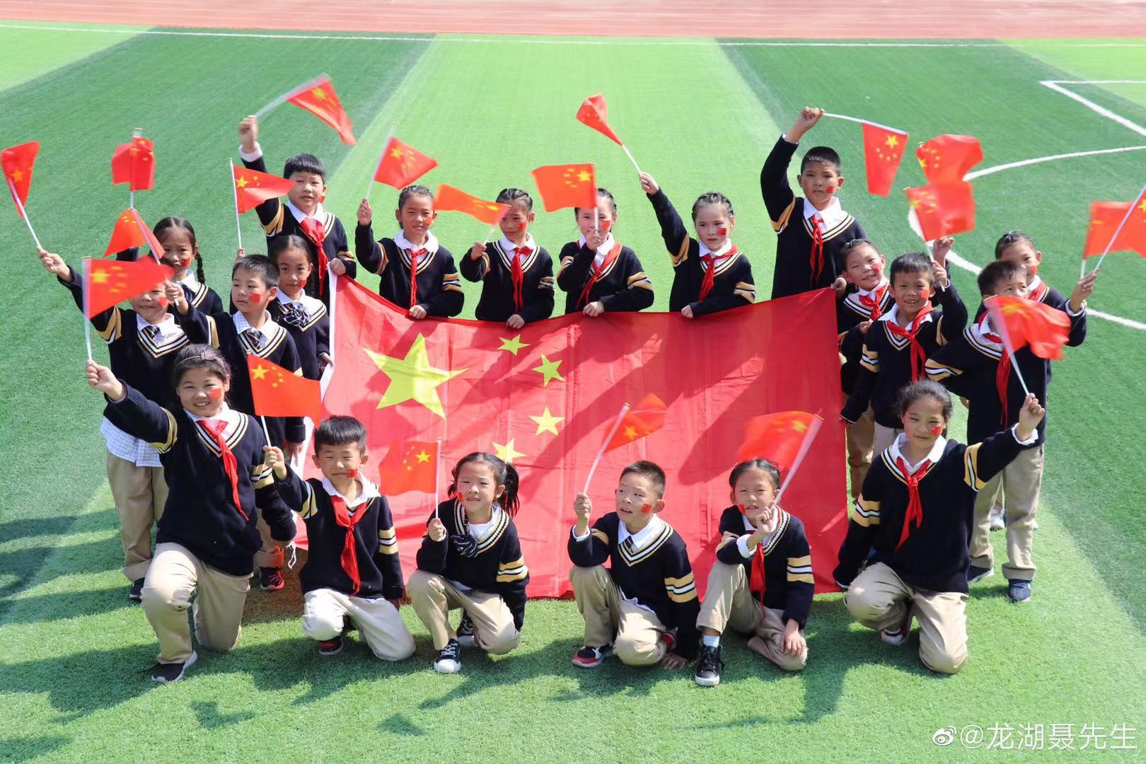 三门峡市龙湖小学10对双胞胎与国旗合影祝福祖国