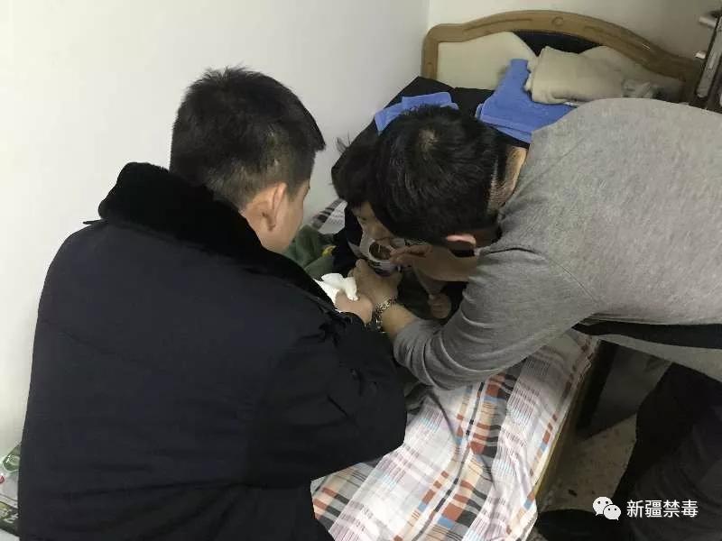 他是一名新疆缉毒警察,却养育毒贩的女儿._孩子