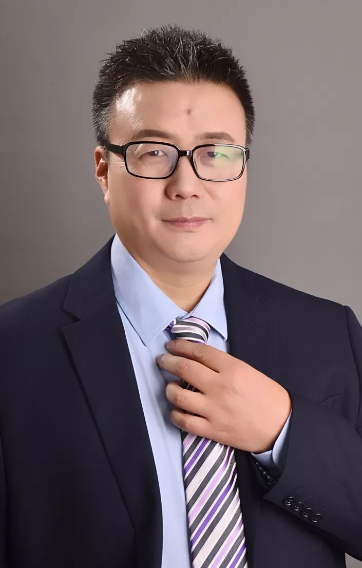 郑鹏生说,创造性的成果都必然经过漫长且艰辛的探索道路,"众人拾柴