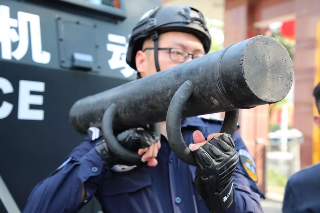 機動隊單警裝備及車載裝備慰問國慶安保維穩有功人員9月26日下午,鎮委