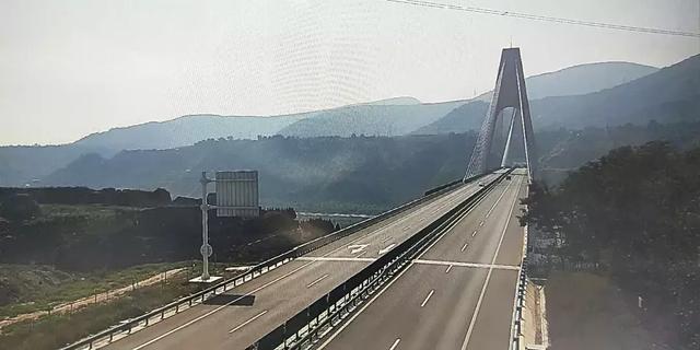 g1816乌玛高速临合段k801 210处(霍尔仓隧道内),往合作方向进行维护