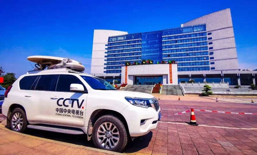 今天,央视记者已在我市街头调试设备和取景为明天的直播做好充分准备