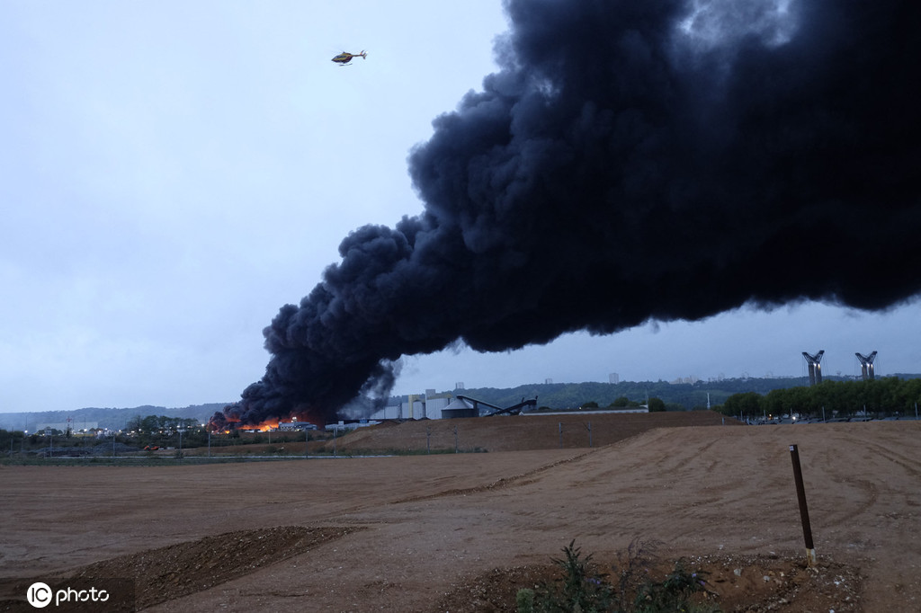 法国化工厂发生大火 黑烟弥漫 12城市或受波及_鲁昂