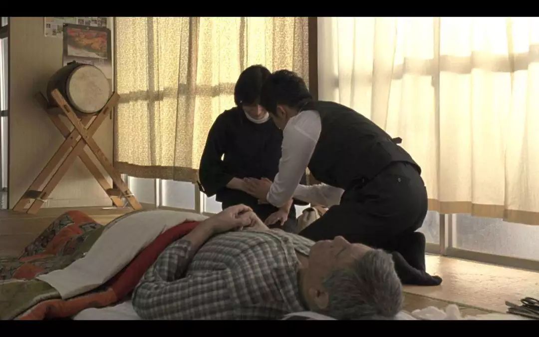 ②临终关怀,需要我们每一个人除了从死亡里得到关于生的奥秘,我们该