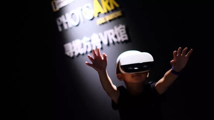 ▼带上vr眼镜,一秒钟穿越到原始森林或热带沙漠,追踪狮子老虎的踪迹.