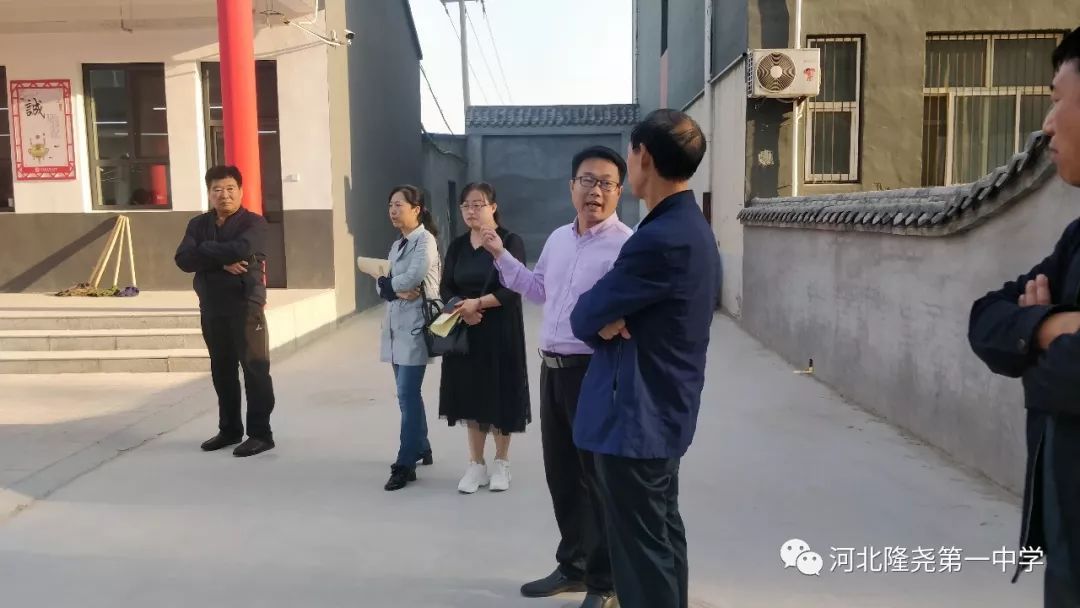 实验中学校领导参观隆尧一中初中部