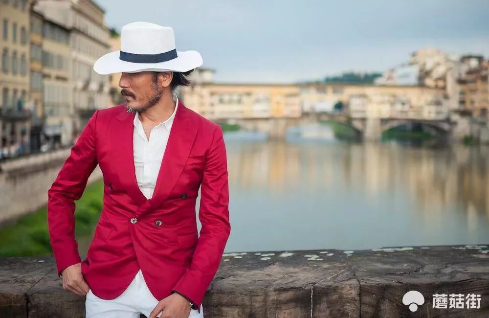 从流浪汉到一线男模,这位快50岁的帅大叔为何越老越红?