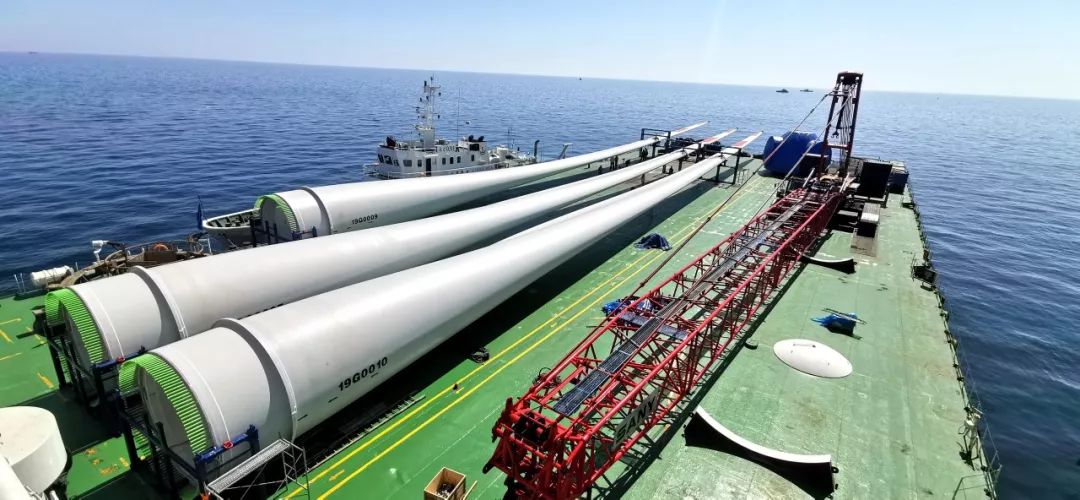 风电塔筒林立,作业船只穿梭,大型打桩船,浮吊船,运输船,交通船正在有