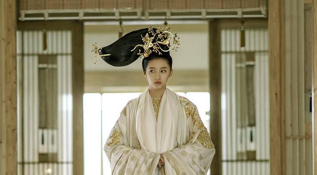 中国机长》除杨颖外,还有一枚95后腿精小花客串,人设却成槽点_关晓彤