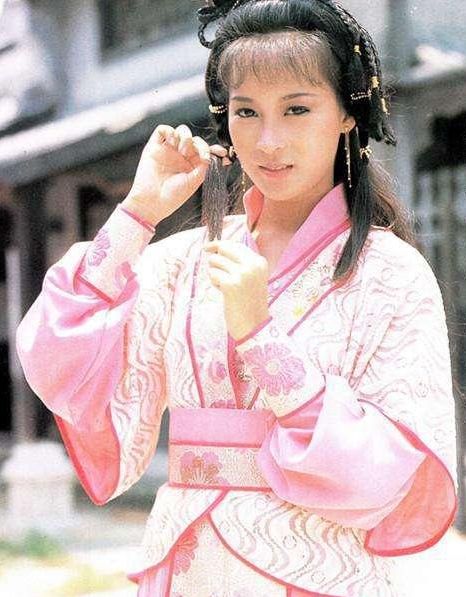 原创看了53岁曾华倩,才知道啥叫美了一辈子,19岁儿子身高近2米