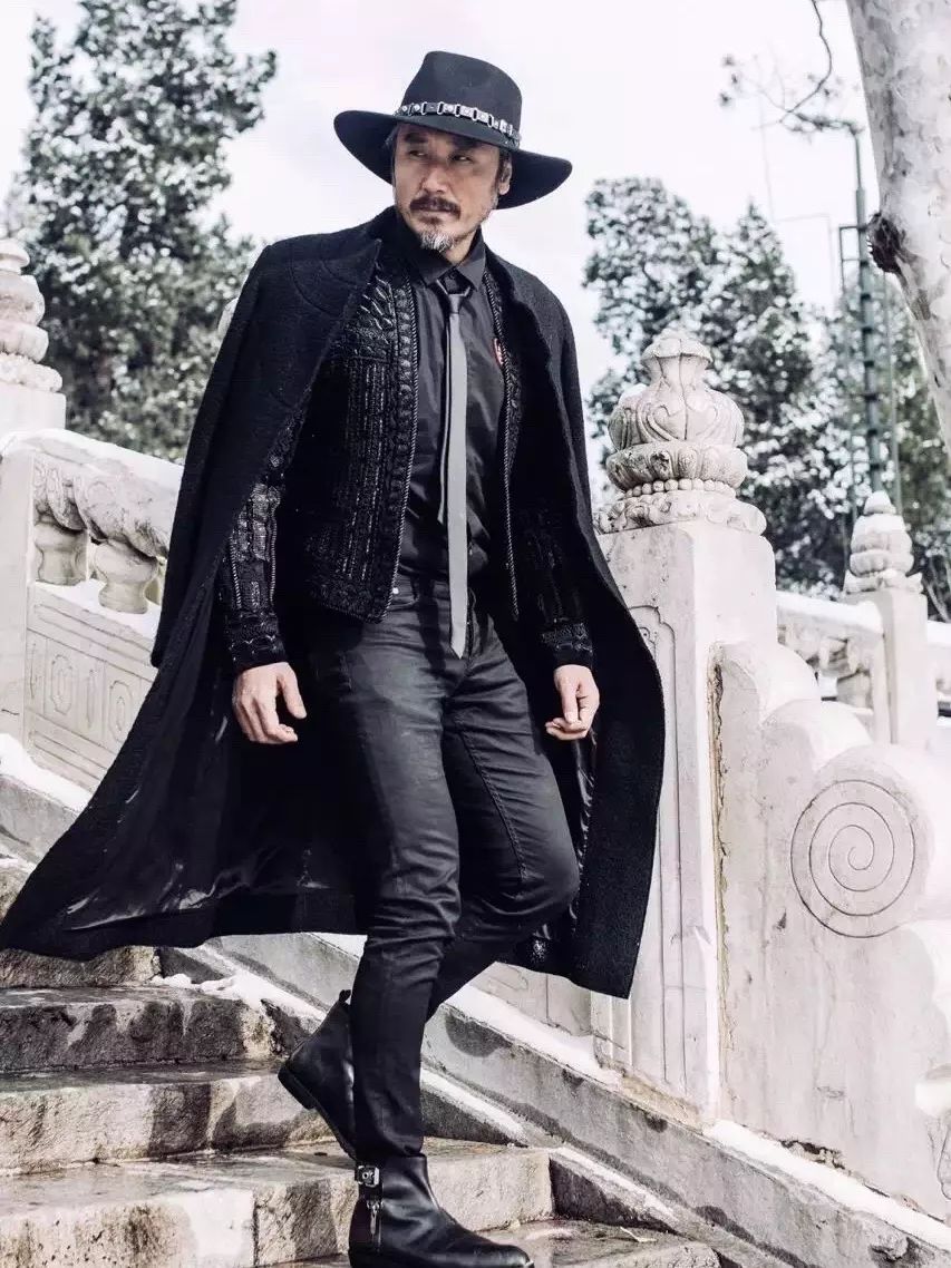 从流浪汉到一线男模,这位快50岁的帅大叔为何越老越红?