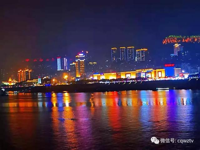 昨晚万州滨江路拍到的一幕太震撼