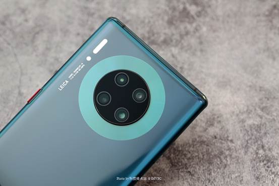 华为mate30 pro 配备超感光徕卡电影四摄,包括4000万像素电影摄像头