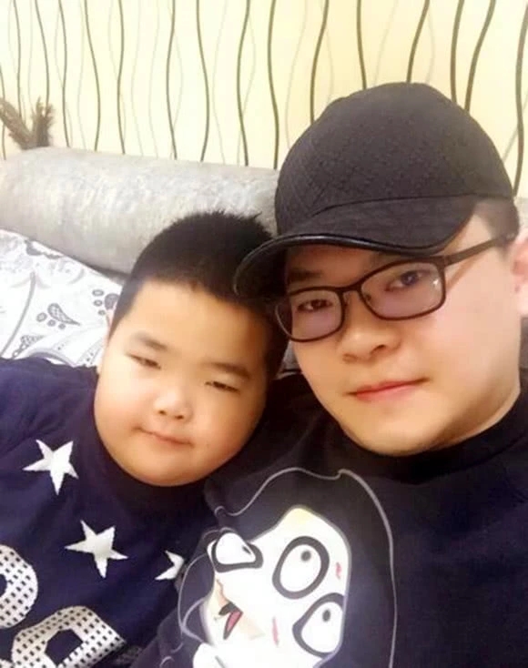 凭《乡村爱情》走红,小小年纪年赚钱养活一家,如今长大成这样_曹桐睿