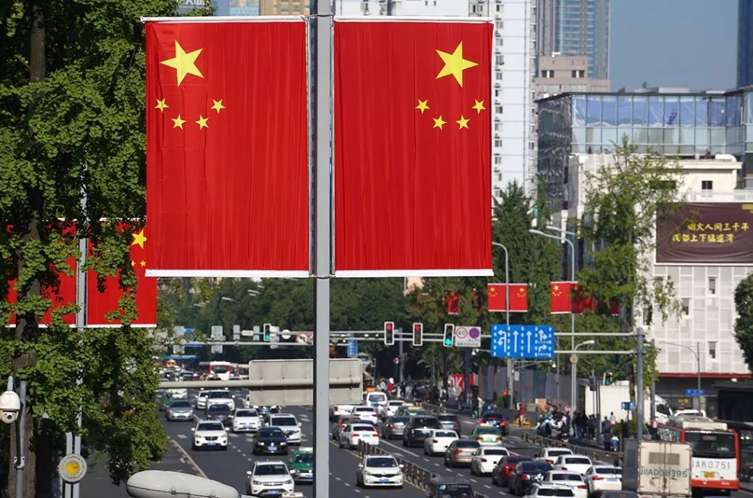 万幅国旗飘,最美中国红,成都街头最美的风景线!