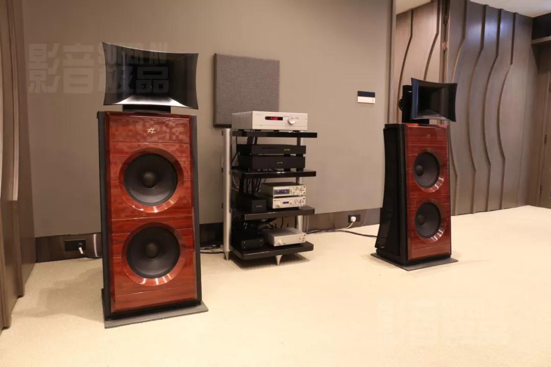 自带文艺气质的漂亮号角diesisaudiocaputmundi落地式扬声器