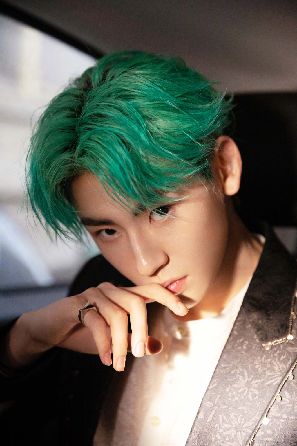 原创2020春夏时装周ysl在巴黎铁塔下开秀王琳凯绿头发醒目