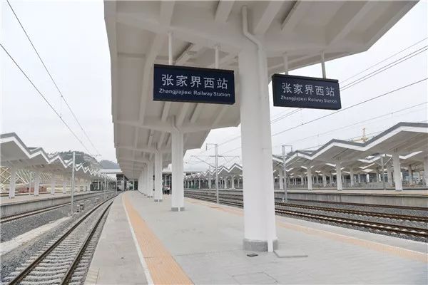 在张家界市与焦柳铁路衔接,向东经常德市桃源县后至终点湖南省常德市 