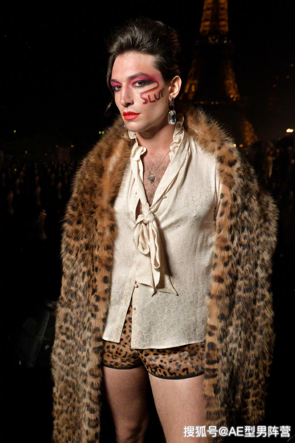 闪电侠埃兹拉米勒亮相时装周骚气豹纹装颠覆电影形象