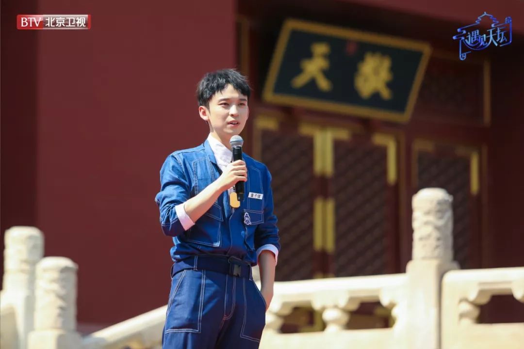 冯绍峰跟着天坛大爷大妈养生太极学起来!