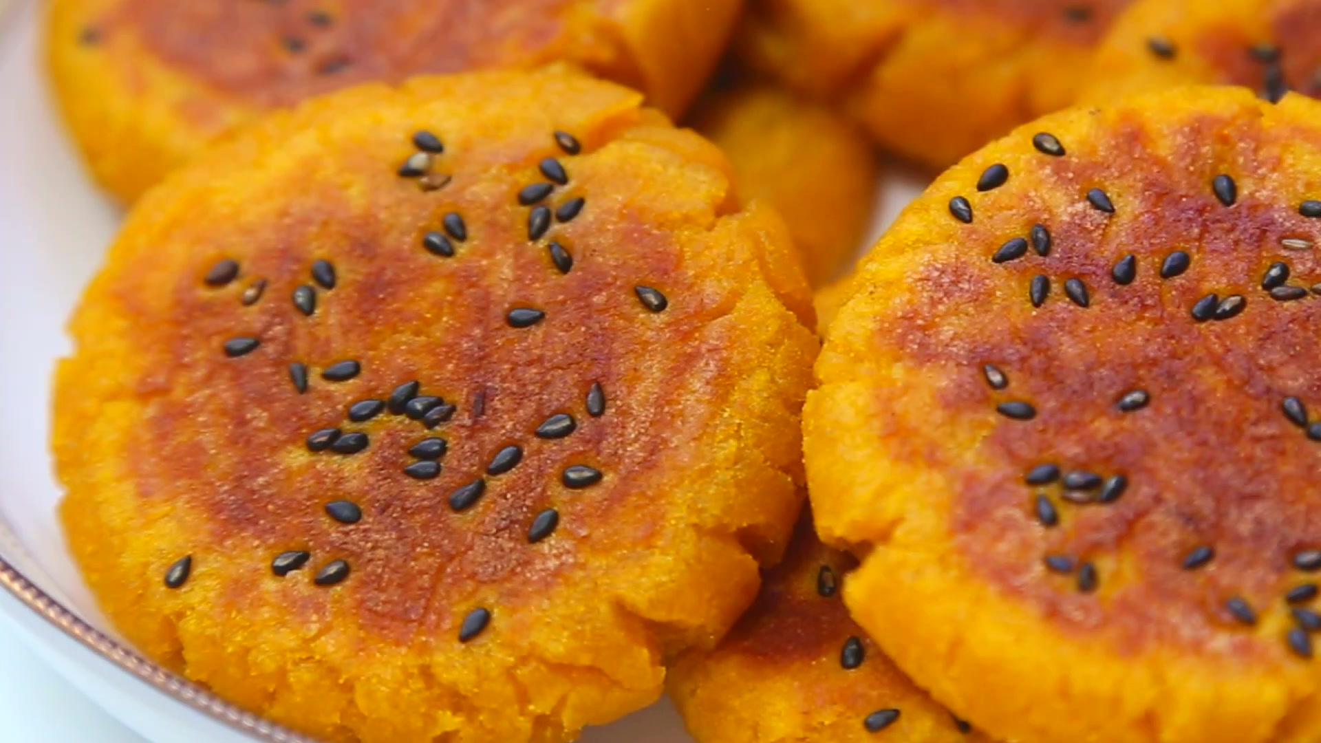 做南瓜饼时不要再用面粉了用它做口感更加松软越吃越香