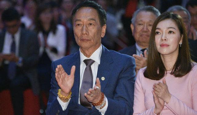 原创台湾首富小24岁娇妻穿芭比粉长裙太温柔和林心如背闺蜜款爱马仕