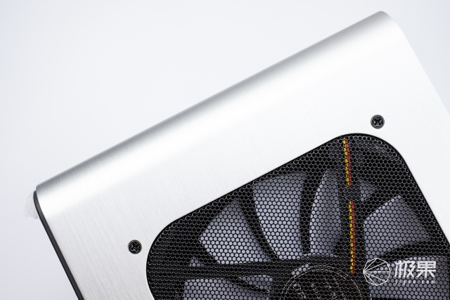 经典紧凑型全铝镁机箱散热与设计一样都少不了乔思伯umx3