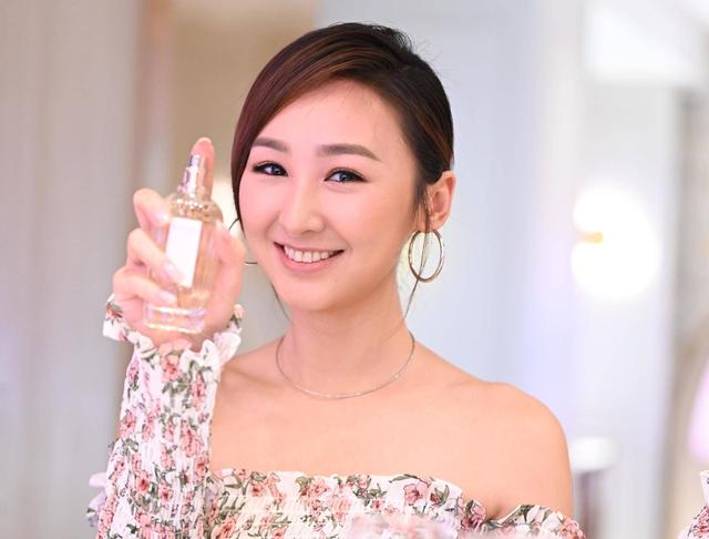 获得了不少关注,并最终获得第四名以及旅游大使奖,同届港姐有陈倩扬