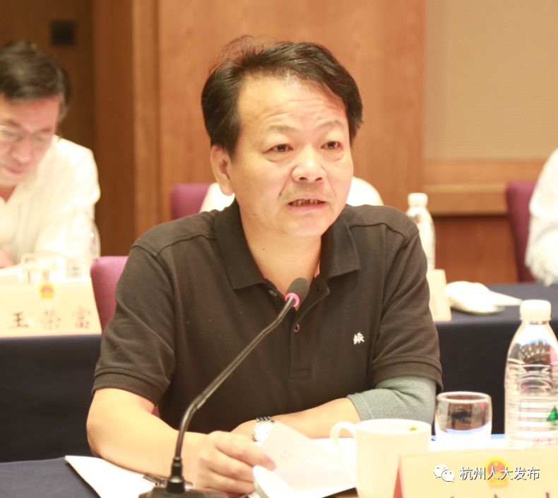 副主任许勤华,张建庭,郑荣胜,陈红英,罗卫红,秘书长张如勇发言.