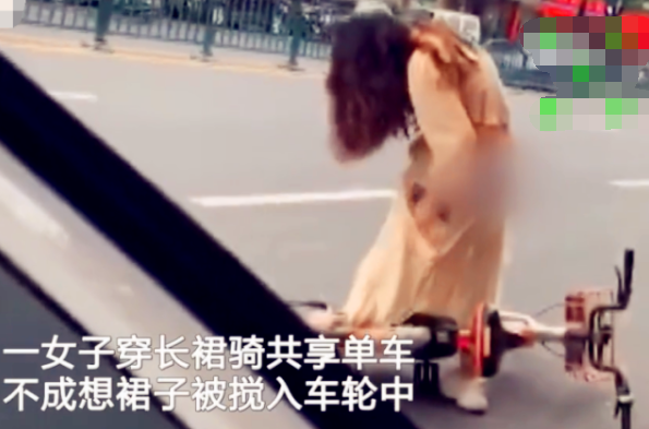 女孩骑车裙子被撕破,围观男子不仅没有助人为乐,反倒还在拍视频