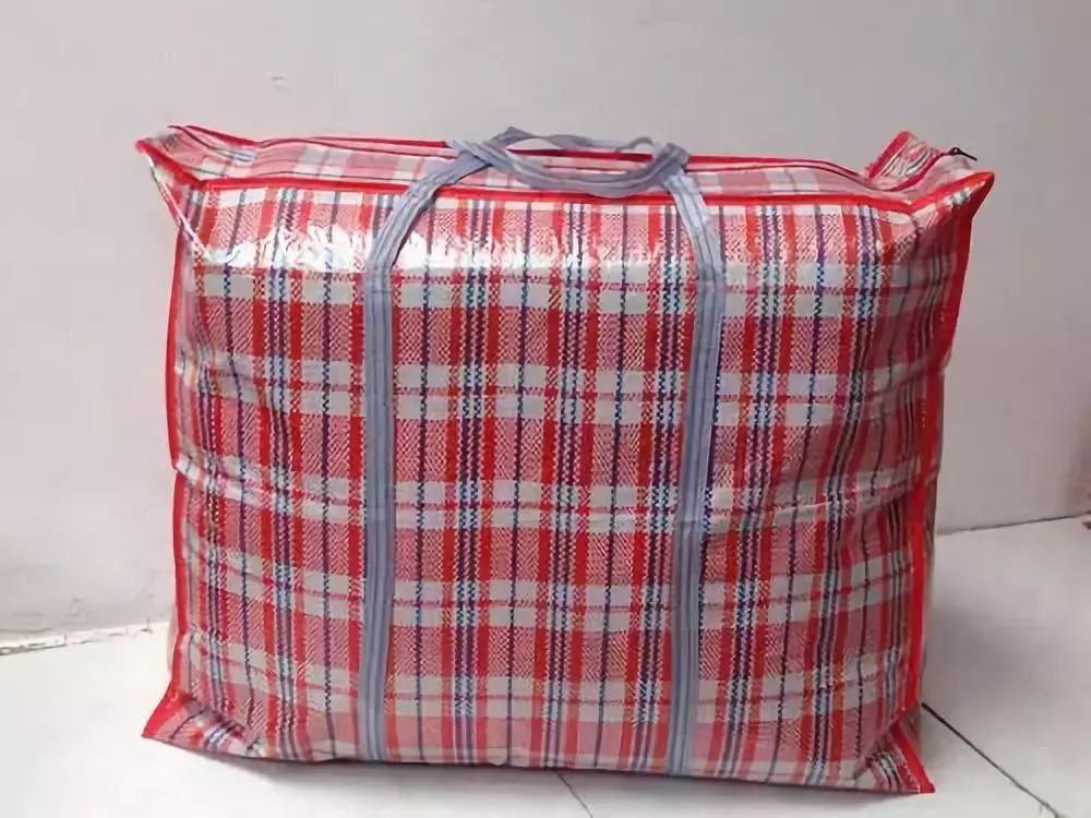 农村小伙身披垃圾袋走秀,火遍全球,征服老外,网友:这气质和气场绝不输