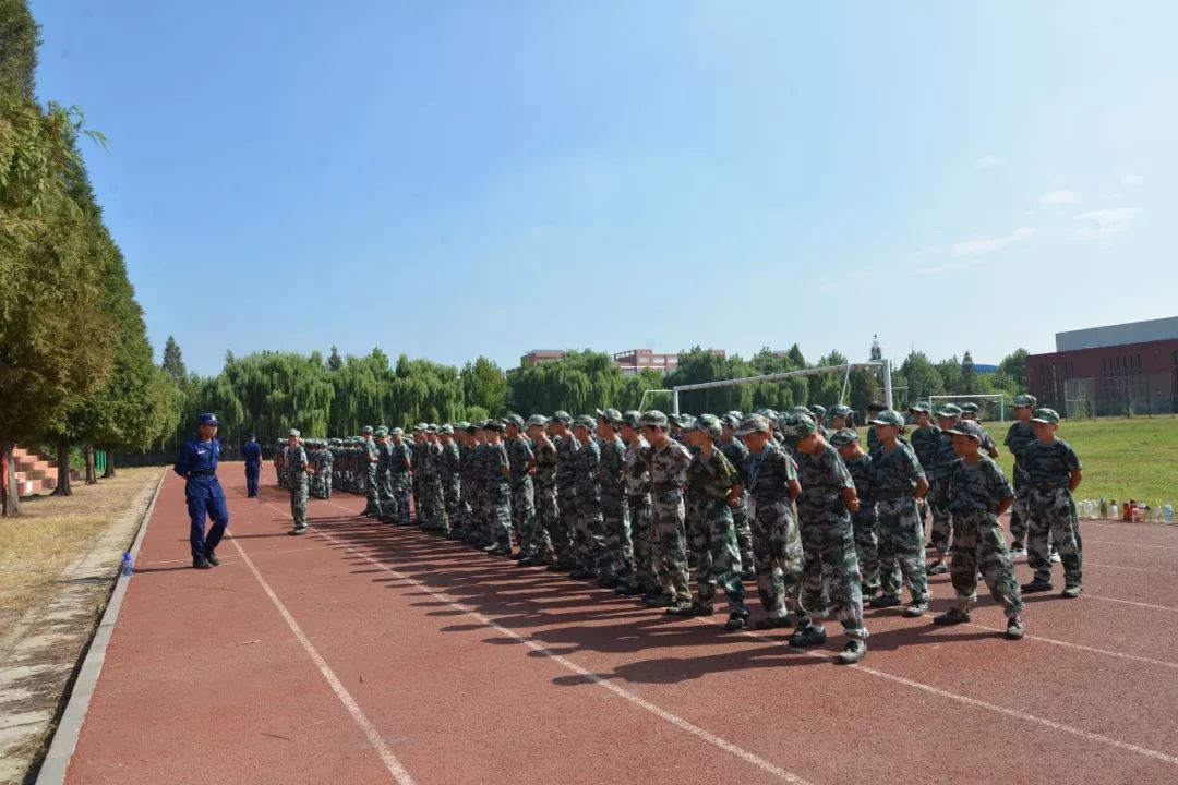 未成年人思想道德建设迈出整齐的步伐喊出碑中的气概碑廓中学六年级