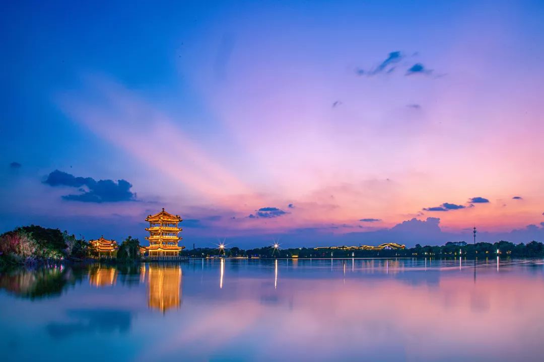 芭蕉小筑,湖畔塔影等景点,整个湿地公园集融休闲旅游,农耕体验,科普