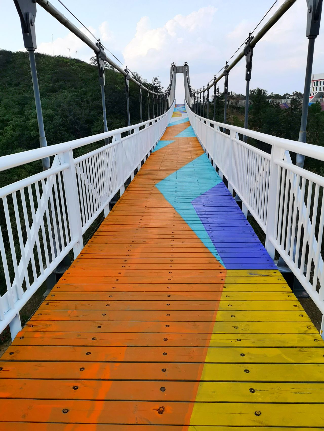 从浪漫天街出来,一步步登上写满爱情箴言的五彩台阶,就来到了同心桥.