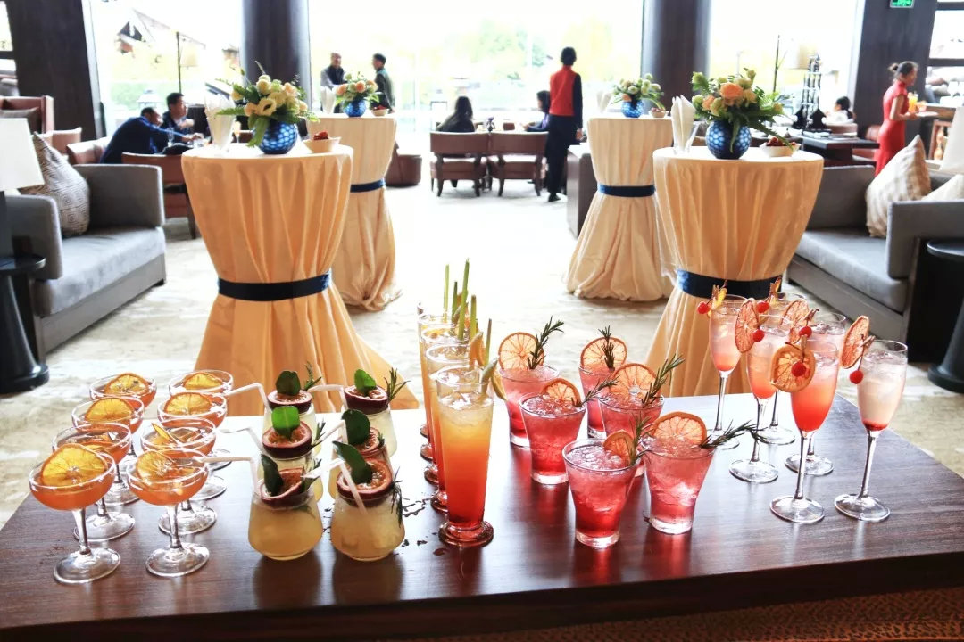 9月21日下午五点三十分,欢迎鸡尾酒会在酒店的大堂时光吧正式开始