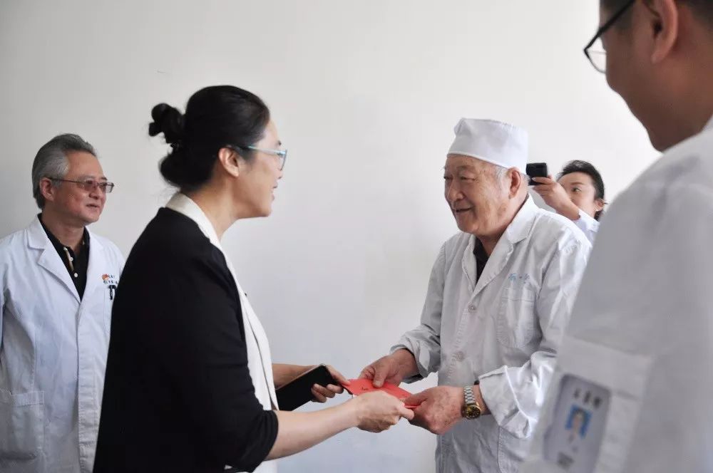 市政府时燕副市长市卫健委领导来我院走访慰问老专家并进行安全生产大