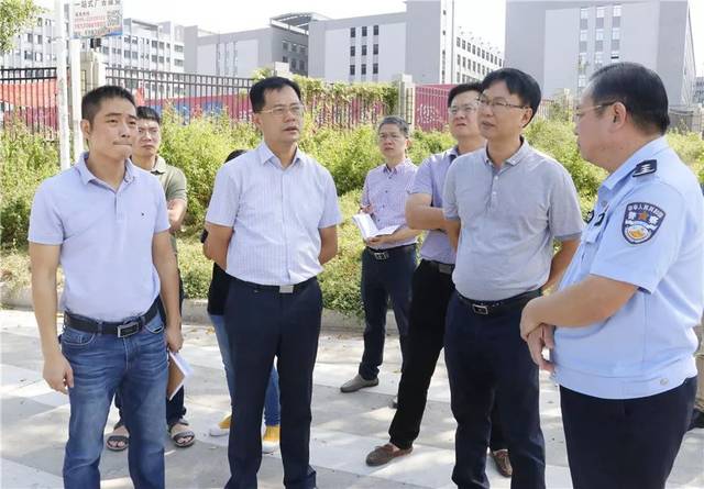 区长苏汉庭带队开展安全生产食品安全节前市场供应检查