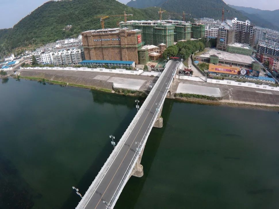 秋浦河大桥并非独立的风景,春花秋月,歌舞升平,夏雨冬雪,轻风垂柳