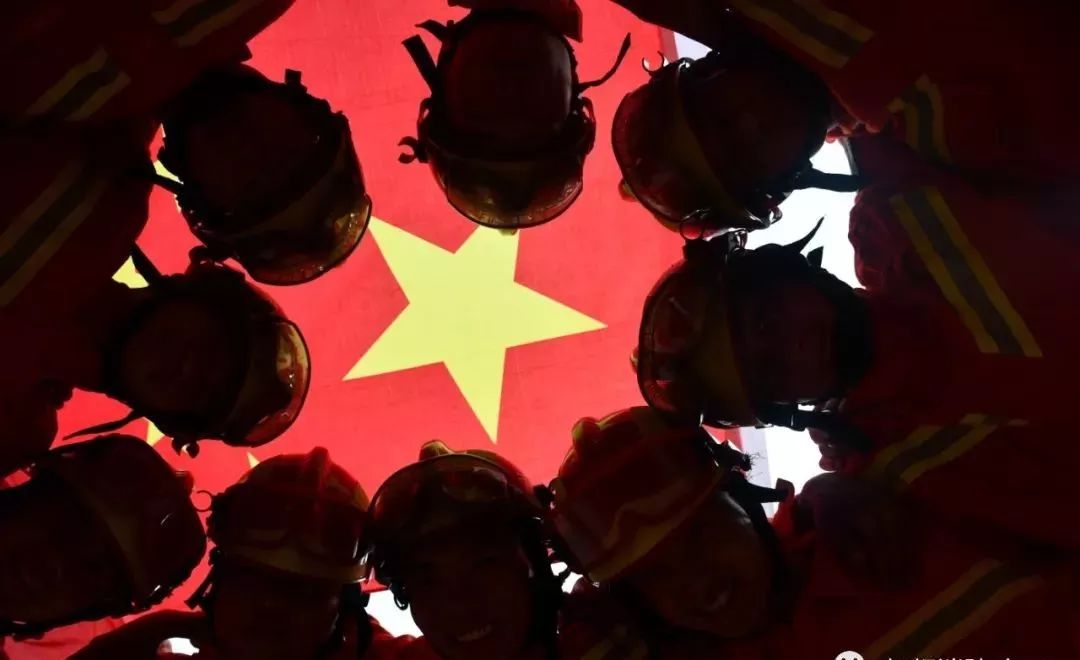 【我和国旗同框】爱国就要晒出来!_中国