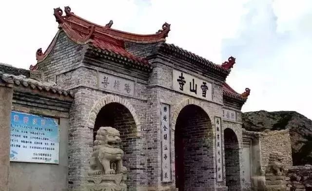 雪山寺位于白银市靖远北部哈思山区东麓,形似腾飞的凤凰,耸立中央