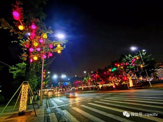 漂亮的灯饰挂满枝头,在万州的街头,赏平湖夜景成了众多市民的选择.