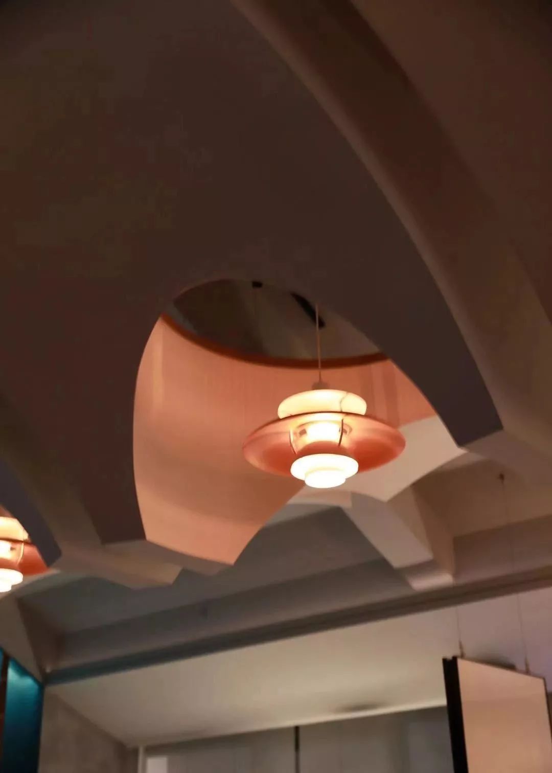 同时它承担了一个漫反射光源的角色为整个二楼空间带来柔和的暖光