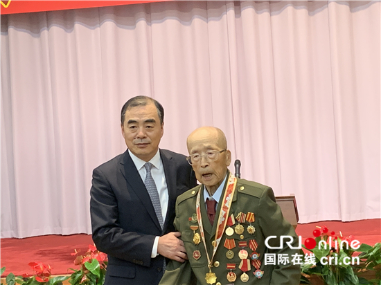 中国驻日大使孔铉佑为日籍解放军老战士颁发纪念章-国际在线